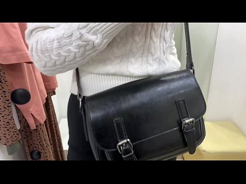 ❤️ Offentlig onani av den unga slynan FeralBerry med en dildo i provrummet ❤️ Porno fb at us ❤