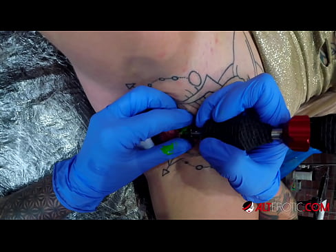 ❤️ Extremt tatuerade snyggingen Sully Savage fick en tatuering på sin klitoris ❤️ Porno fb at us ❤