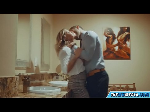 ❤️ När en bystig blondin förför dig på en offentlig toalett ❤️ Porno fb at us ❤